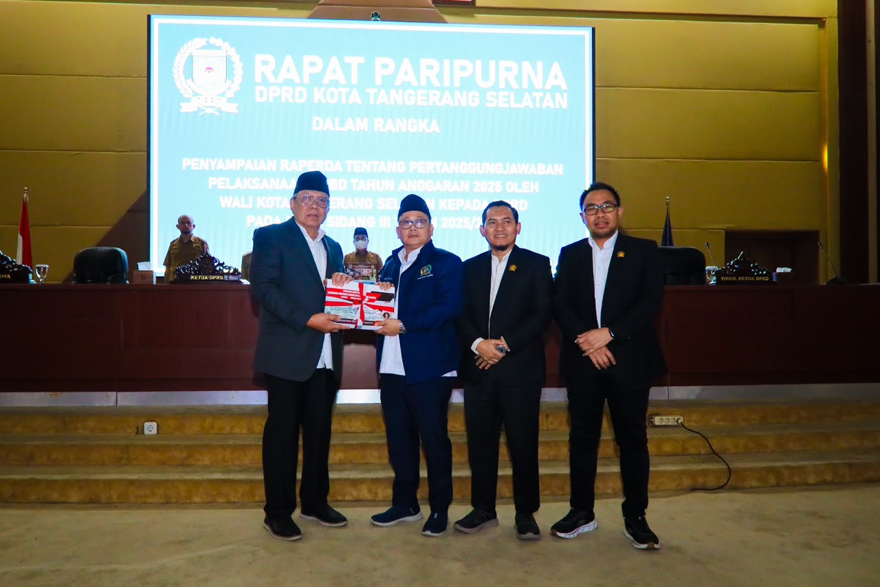 PARIPURNA - Wali Kota Benyamin Davnie serahkan laporan keuangan daerah kepada Pimpinan DPRD Tangsel dalam rapat paripurna.