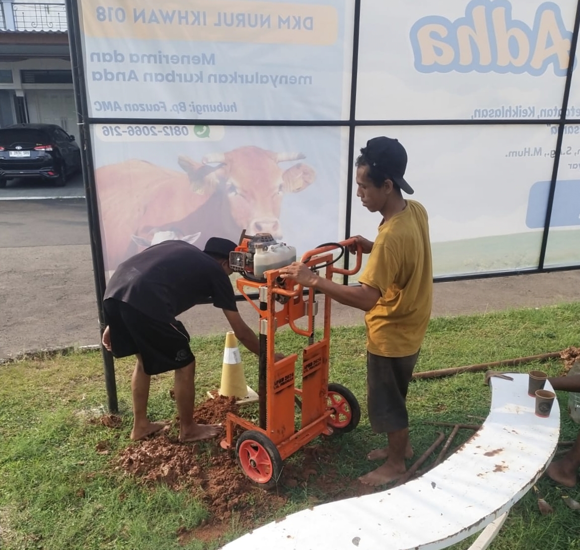 MINIMALISIR SAMPAH - Kelurahan Pisangan, Kecamatan Ciputat Timur, terus mempercepat pelaksanaan program pembuatan lubang resapan biopori.
