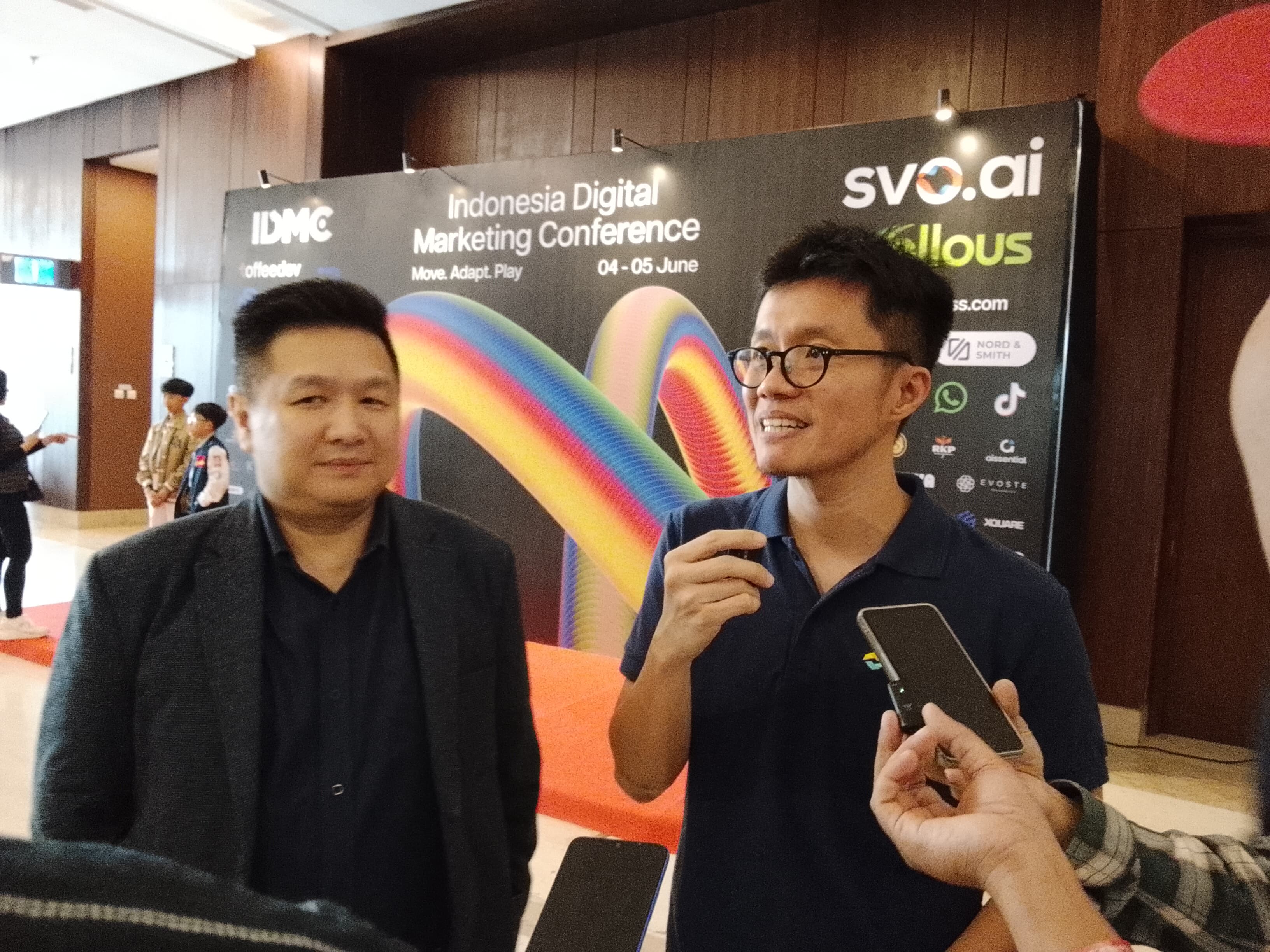 (Ki-ka) Alexandro Wibowo dan Ryan Gondokusumo, Co-Founder & Partner Avonetiq, memberikan keterangan kepada media di Indonesia Digital Marketing Conference (IDMC) 2026 di ICE BSD, Jumat (5/6). (tangselpos.id/lim)