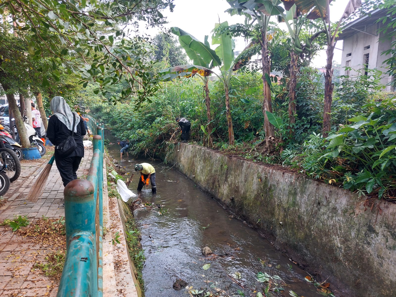 Program Kali Bersih (Porkasi) di Kali Cirompang, Perumahan Villa Tekno Serpong, Kelurahan Kademangan, Kecamatan Setu, Jumat (5/6). (tangselpos.id/rmn)