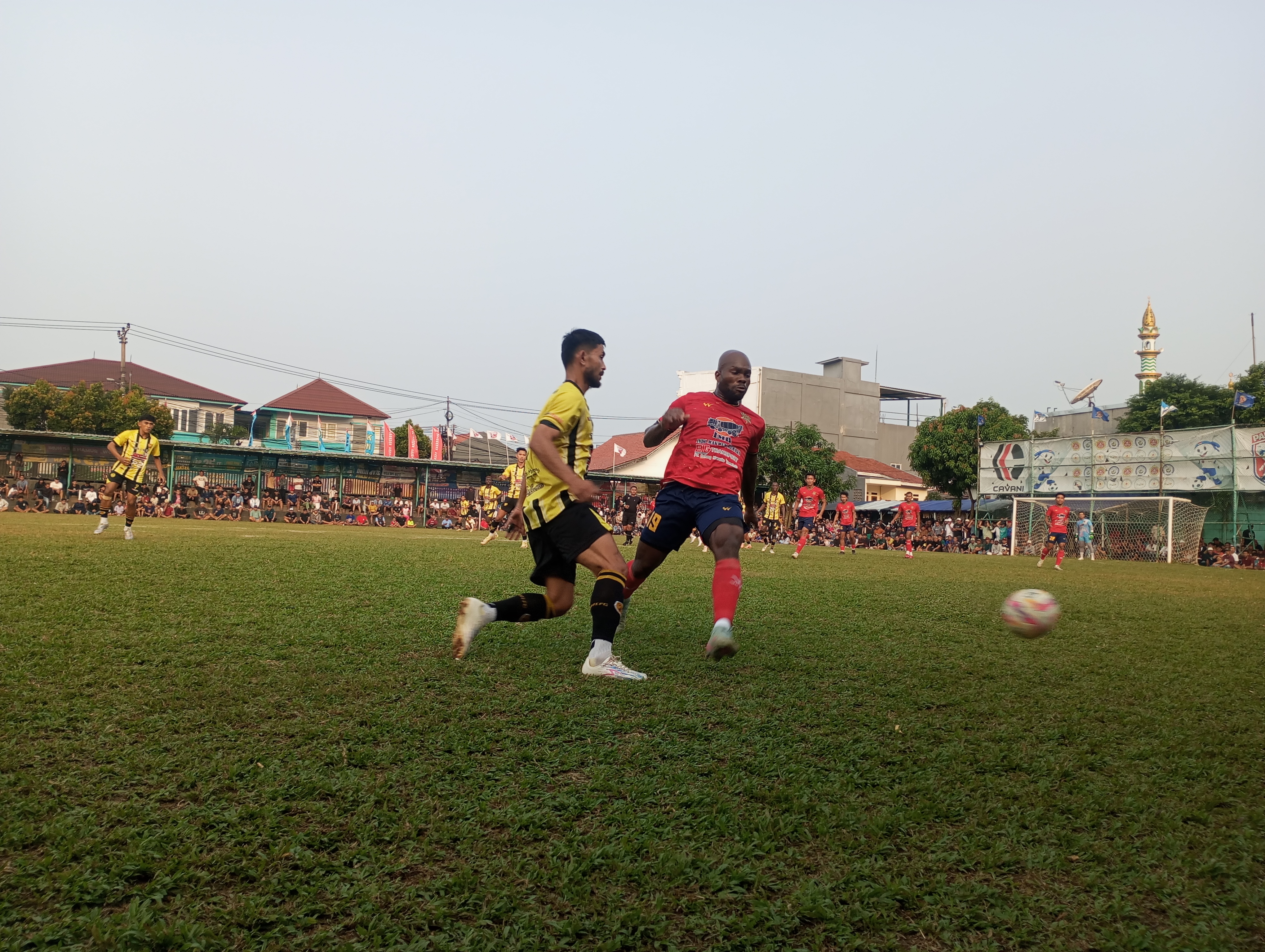 Legiun asing HBB Boy, Vincen coba meredam laju gelandang Tusuk Sate FC, Pagie pada laga Selasa (02/06/2026).(tangselpos.id).