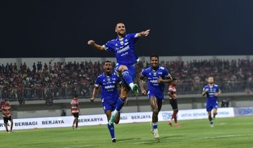 Selebrasi gelandang Persib, Luciano Guaycochea usai menjebol gawang lawan. Foto : Ist