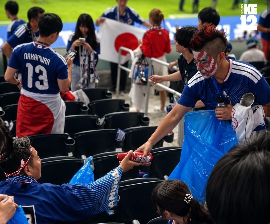 Aksi bersih-bersih penonton Jepang di Piala Dunia 2026. Foto : Ist