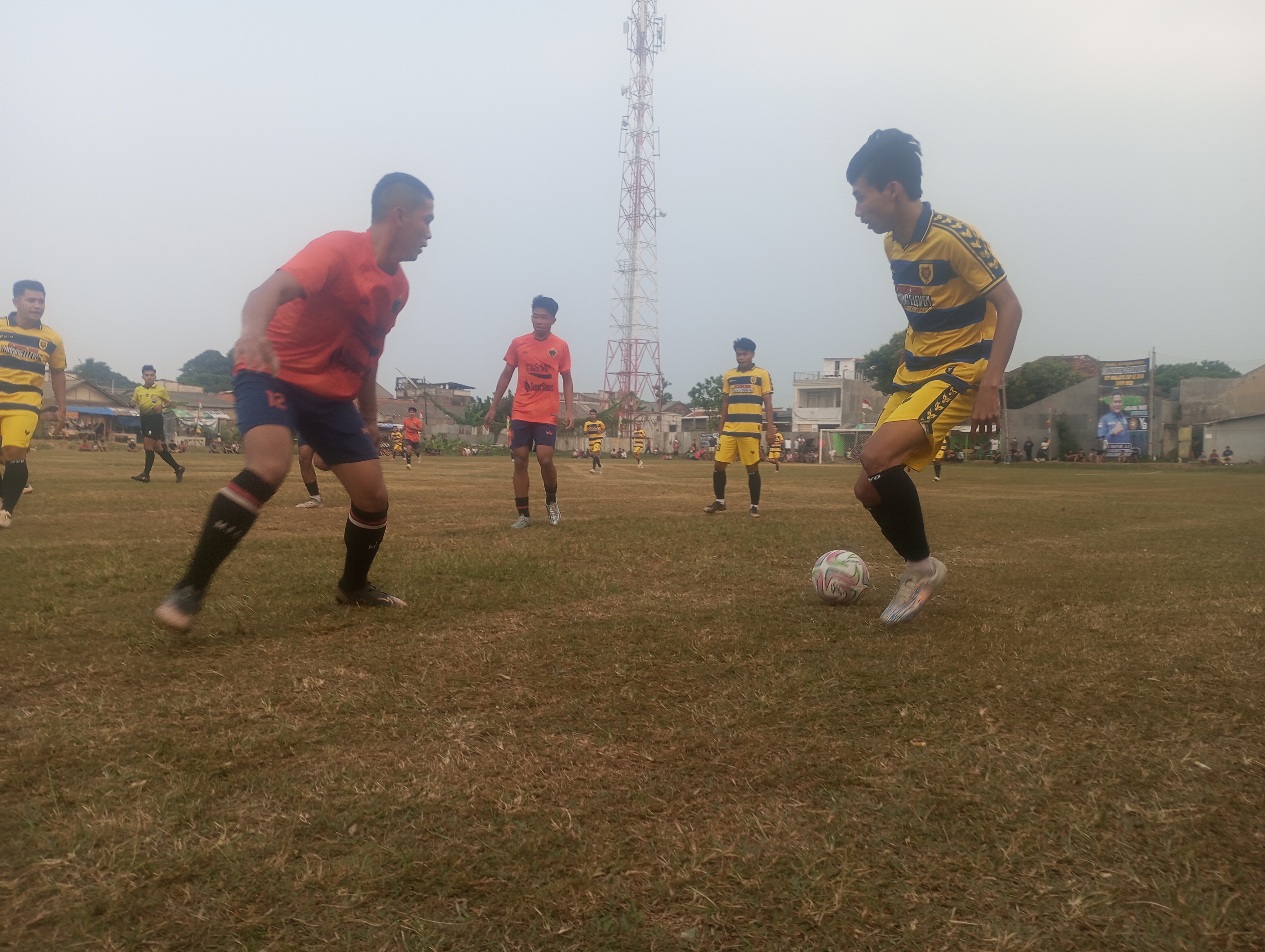 Penyerang BKS, Akmal (kanan) mencoba melewati hadangan pemain Bebas FC pada pertandingan, Jumat (12/06/2026).(tangselpos.id).