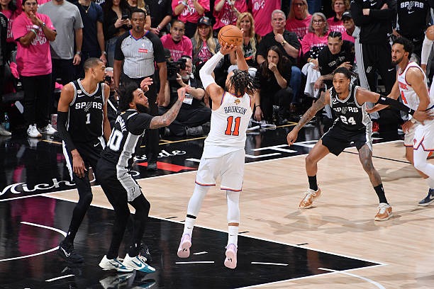 Jalen Brunson tampil gemilang dengan mencetak 30 poin saat New York Knicks mengalahkan San Antonio Spurs 105-95 pada Game 1 NBA Finals 2026 di San Antonio. Foto : Ist