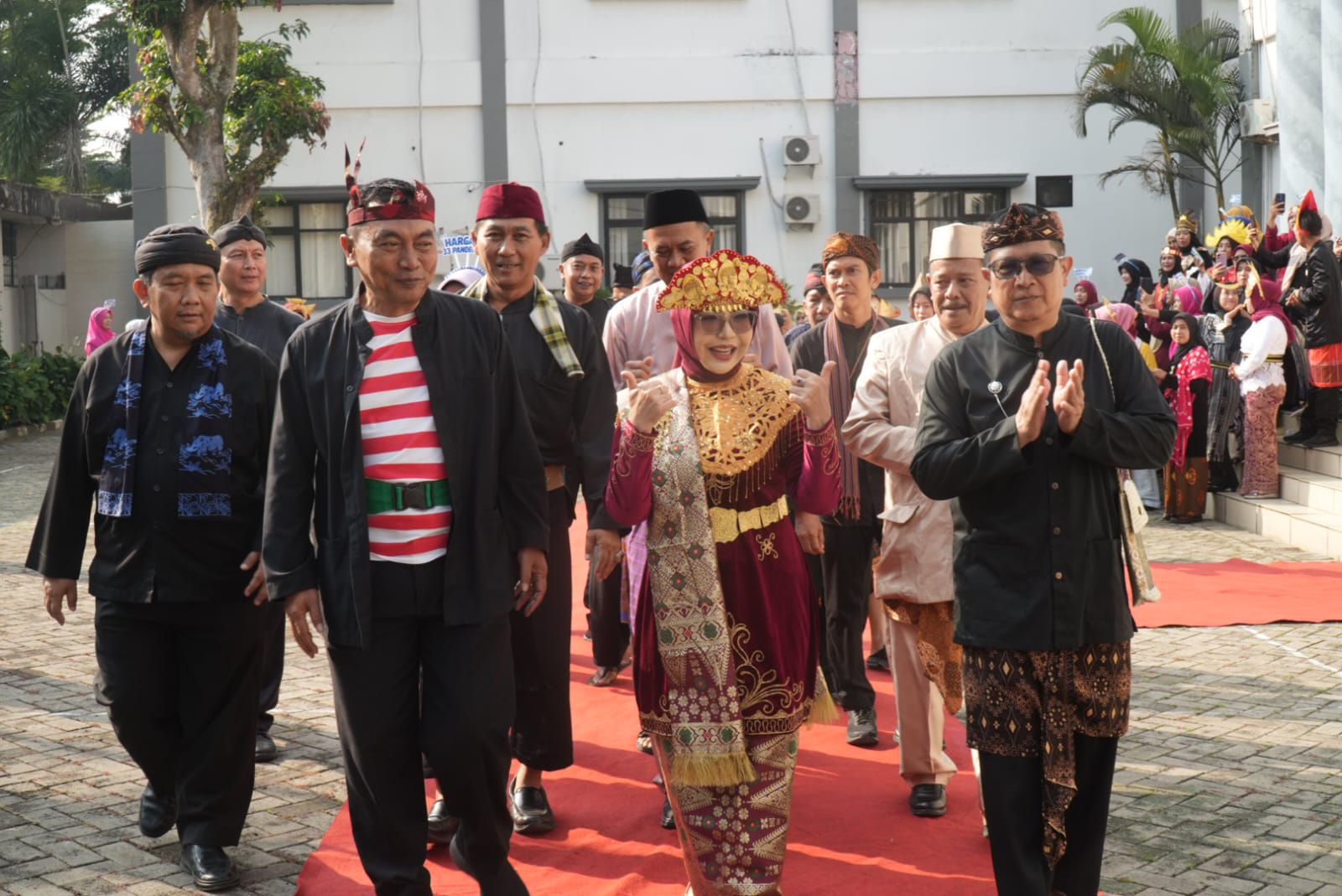 Bupati Pandeglang Raden Dewi Setiani bersama jajarannya, sedang fashion show pakaian adat dari berbagai daerah, pada acara peringatan Harganas ke-33 Tahun 2026 di Halaman Kantor Setda Pandeglang, Senin (29/6). (DOK. PROKOPIM SETDA PANDEGLANG)