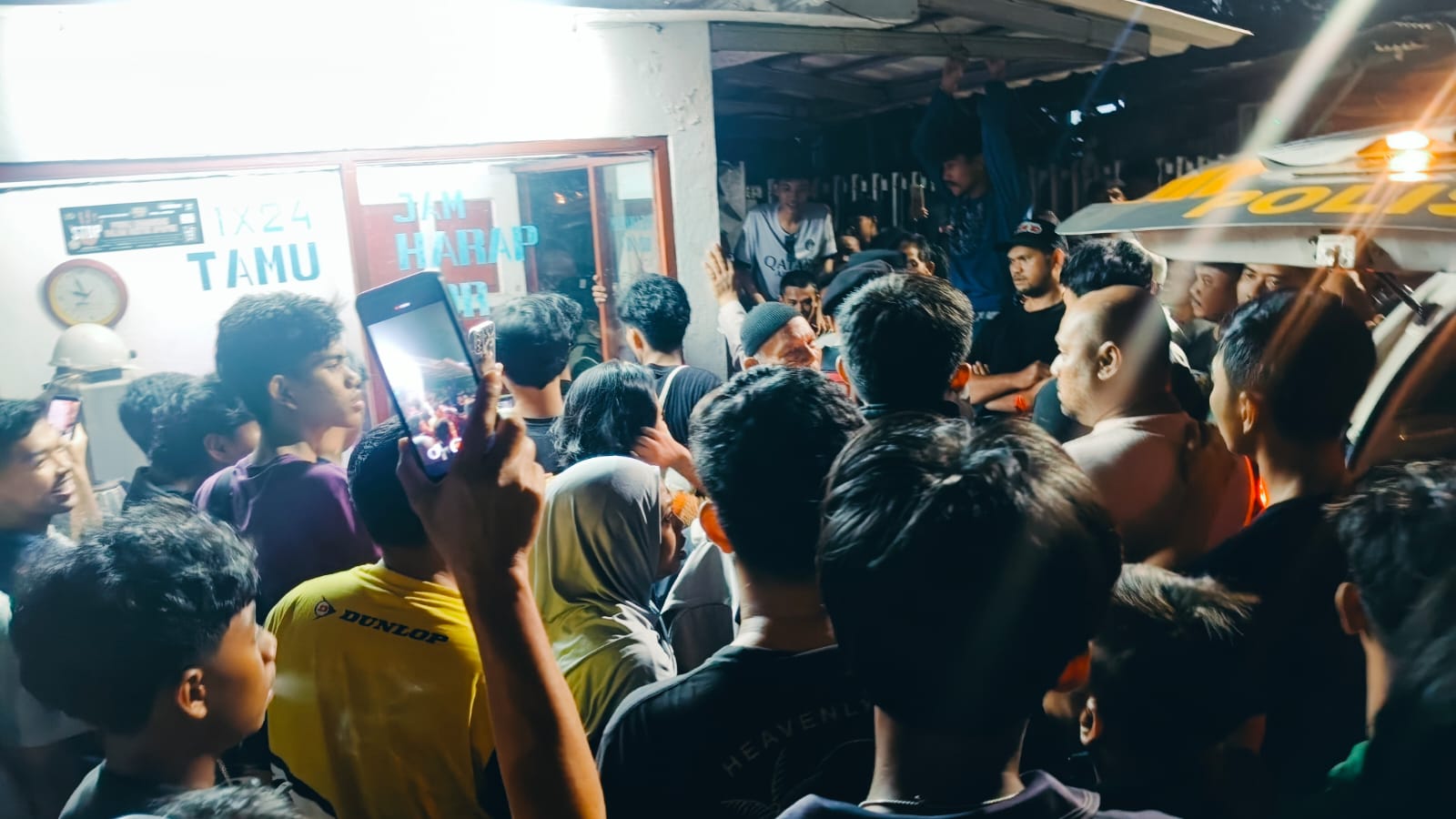 Suasana warga ramai mengamuk terhadap seorang pria yang diduga melakukan pencabulan.
