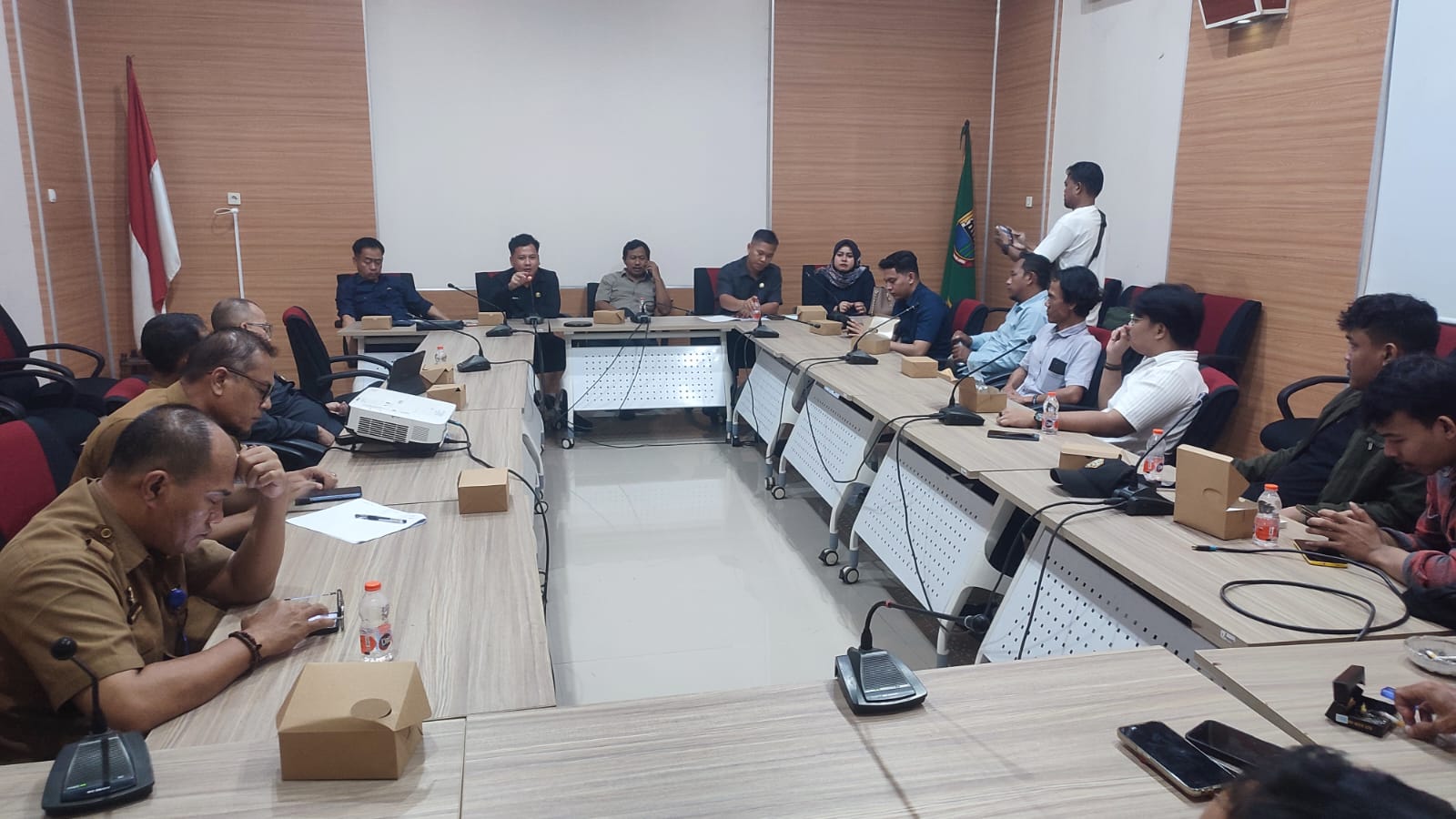 RDP. Komisi III DPRD Lebak sedang melakukan RDP dengan para perwakilan calon wali murid yang mengeluhkan SPMB, di salah satu ruangan di DPRD Lebak, Senin (22/6). (ISTIMEWA)