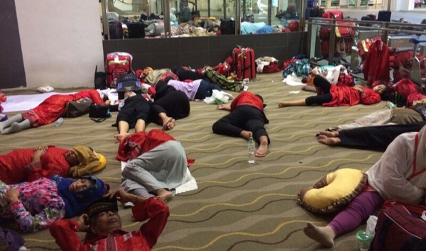 Rombongan jamaah Umrah terlantar di Bandara. Foto ; Ist