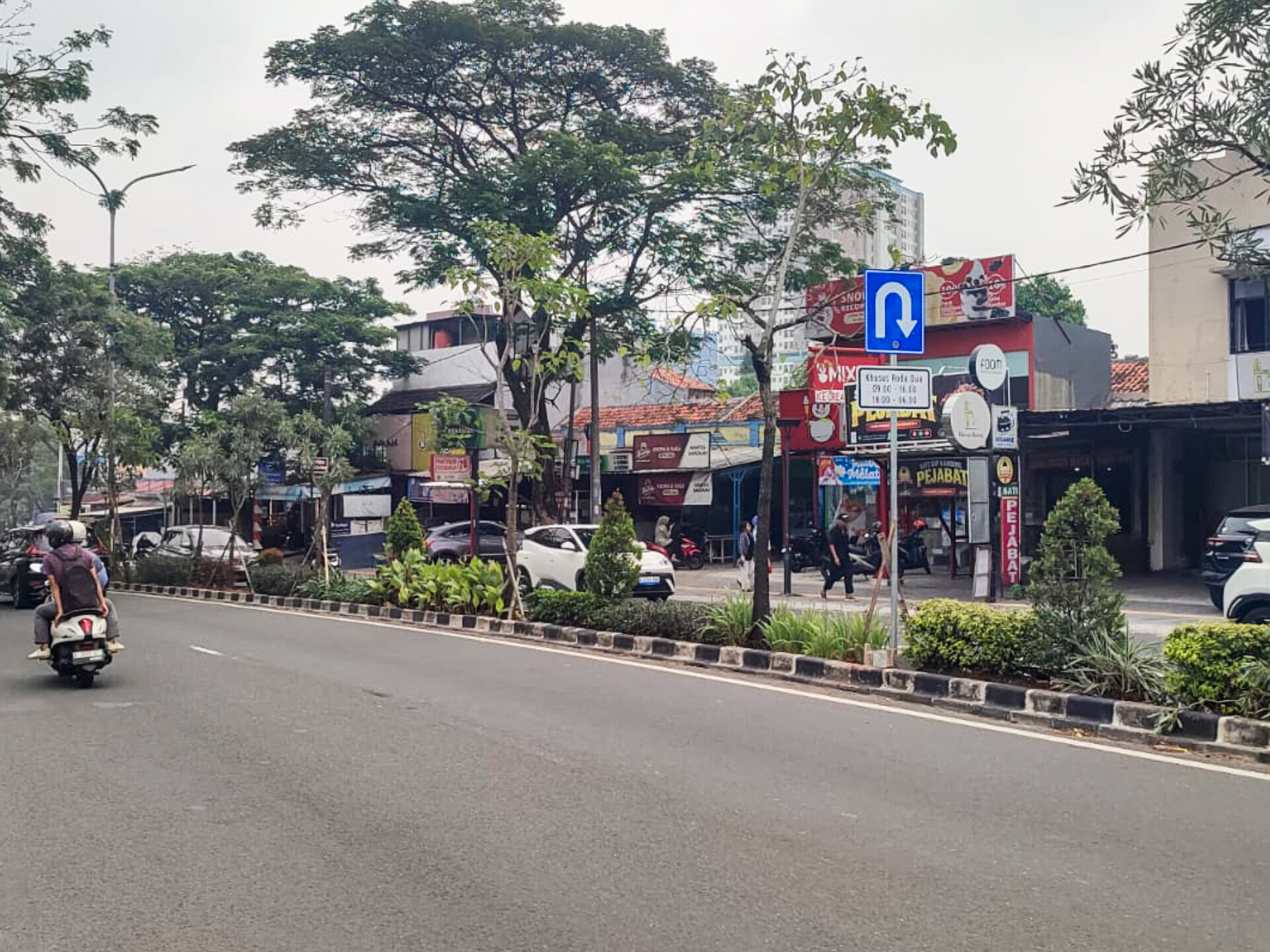 Dishub Tangsel membuka akses putar balik atau u-turn sementara khusus kendaraan roda dua di Jalan Ciater Raya. (tangselpos.id/rmn)