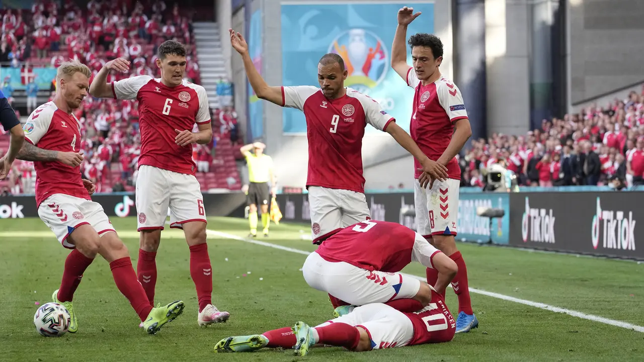 gelandang Timnas Denmark Christian Eriksen (10) saat pingsan di lapangan. Foto :