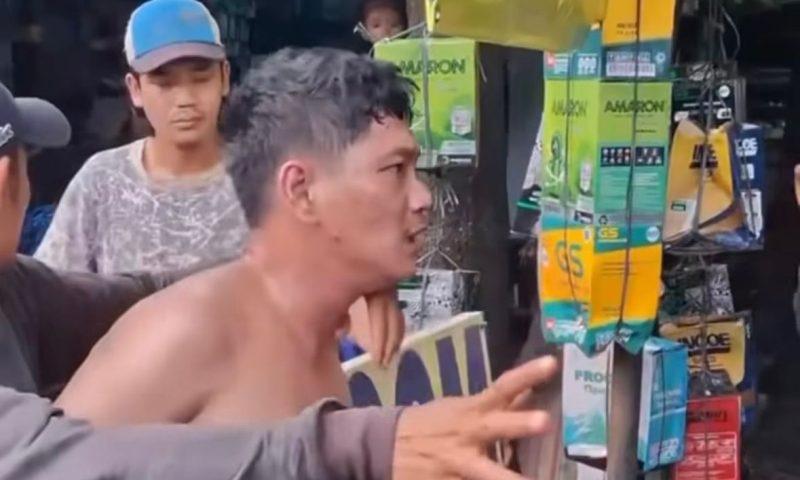 Seorang pria berinisial SR (29) babak-belur setelah diamuk massa usai kepergok diduga mencuri sepeda motor di kawasan Jalan Raya Cireundeu, Kelurahan Pisangan, Kecamatan Ciputat Timur, Rabu (3/6).