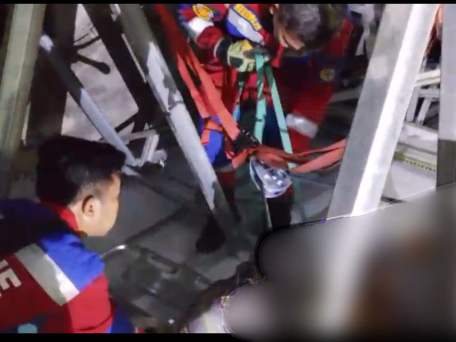 Petugas Damkar Tangsel evakuasi jenazah korban di atas plafon rumah, Kamis (18/6) petang. (Ist)