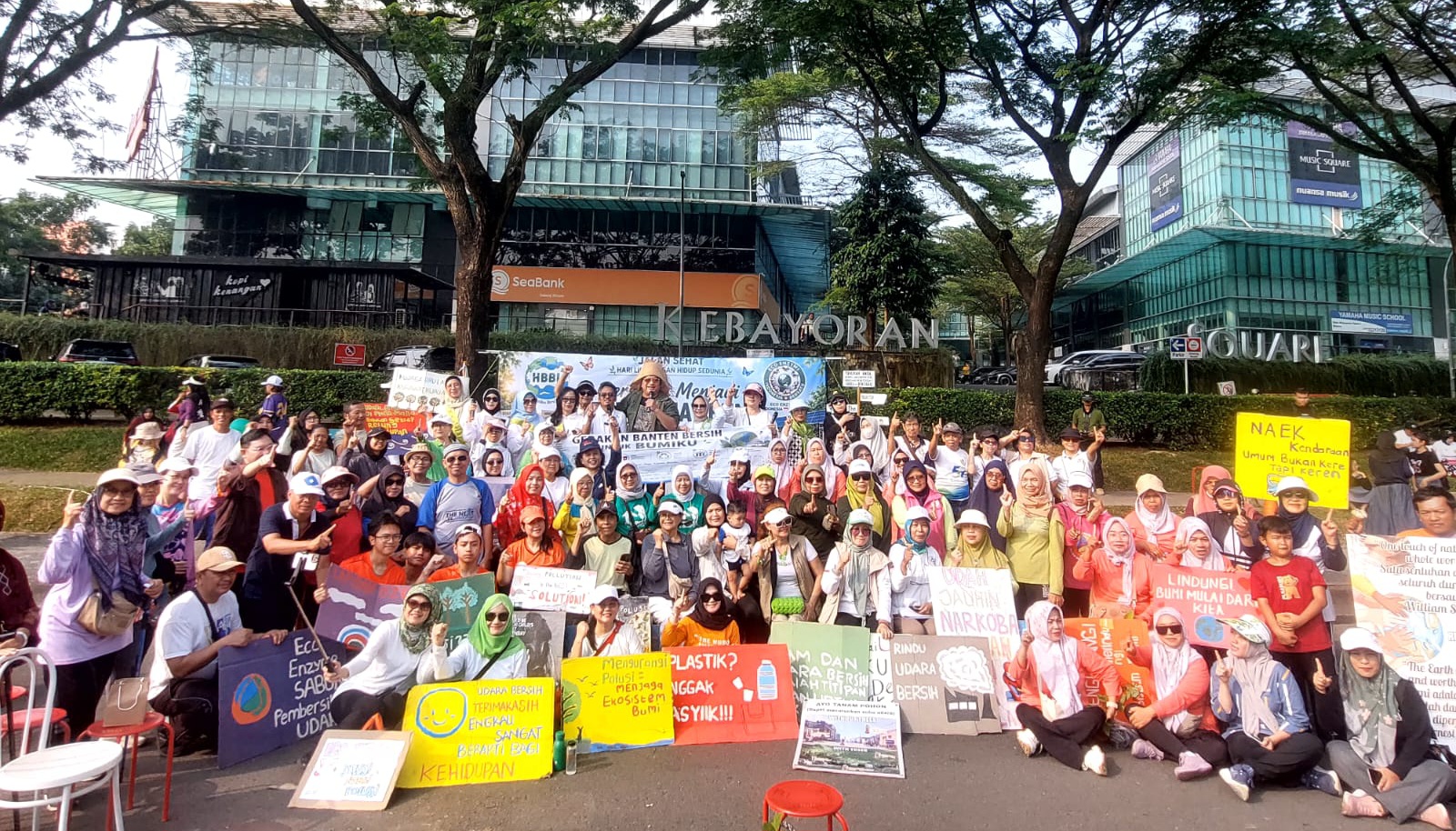 Komunitas Hijau Bumiku Biru Langitku (HBBL) menggelar Jalan Sehat Hari Lingkungan Hidup Sedunia di kawasan Car Free Day (CFD) Bintaro, Jalan Boulevard Bintaro Jaya, Pondok Aren, Tangerang Selatan, Minggu (21/6) pagi. Foto : Ist