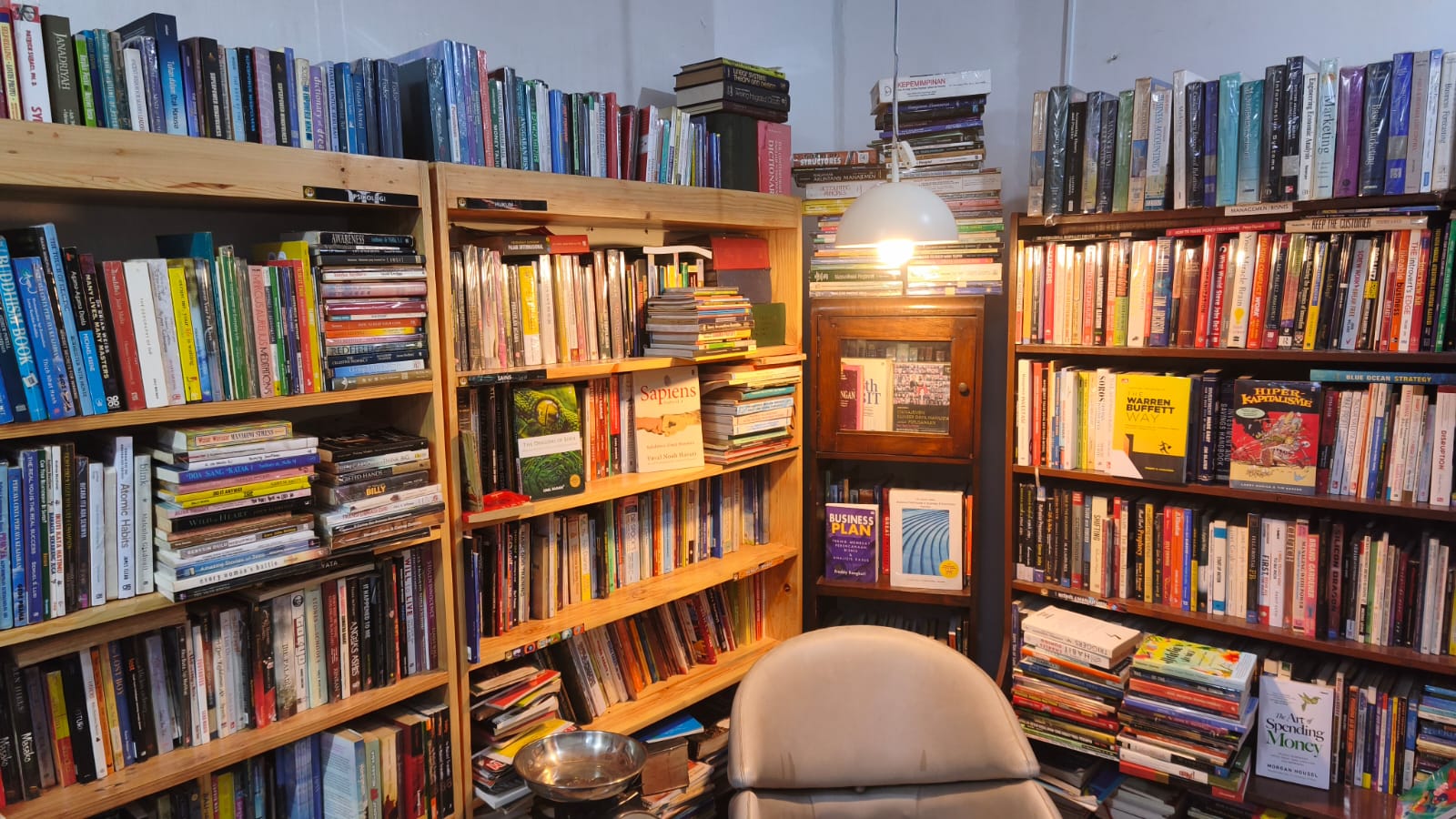 Koleksi buku di Anelinda Books mencakup berbagai genre, mulai dari novel, bisnis, sejarah, hingga buku-buku langka dan koleksi. Foto : Emir MG