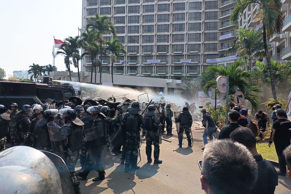 Suasana eksekusi lahan ex Hotel Sultan di Kawasan GBK. Foto : Ist