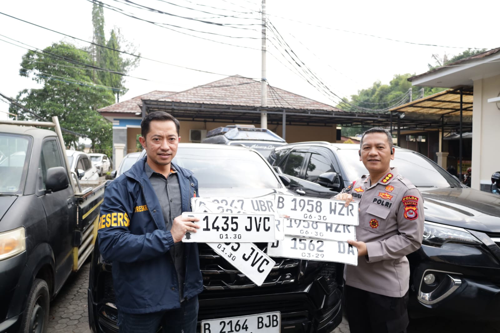 Direktur Reskrimum dan Kabid Humas Polda Banten saat menunjukan plat palsu pelaku pengeroyokan brimob, kemarin. Dalam kasus ini, polisi telag mengamankan empat orang pelaku. IST
