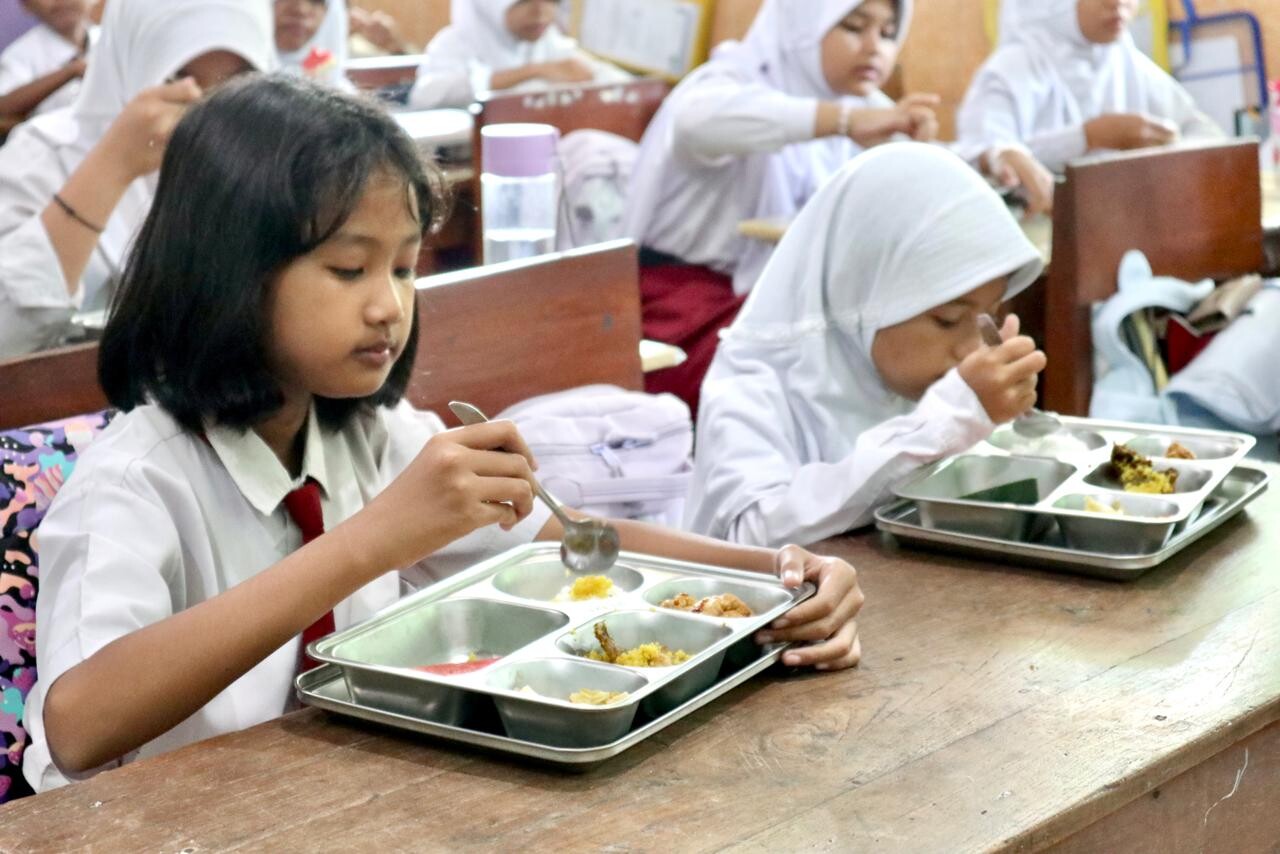 Siswa SD sedang menikmati MBG. Foto : Ist