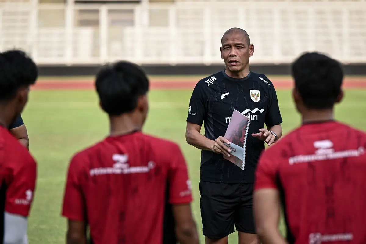 Pelatih Nova Arianto dan skuad Garida Muda U 19. Foto : Ist