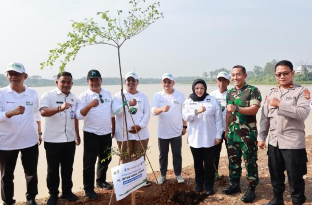 Wabup Tangerang Intan Nurul H (no 3 dari kanan) saat kegiatan penanamam pohon. Foto : Ist