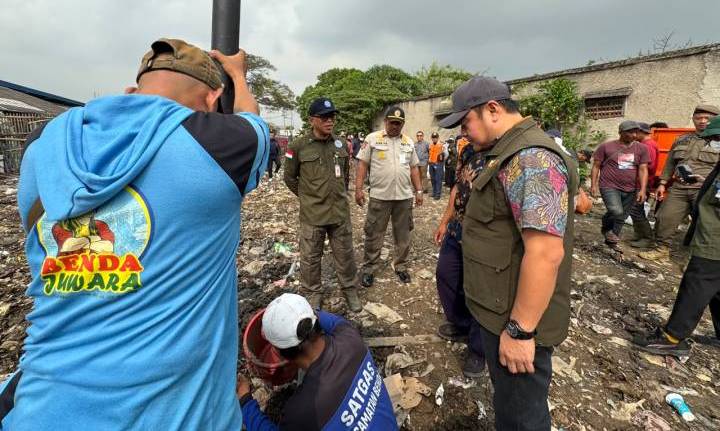 PENERTIBAN: Petugas gabungan DLH dan Satpol PP Kota Tangerang saat melakukan penertiban TPS illegal. ISTIMEWA