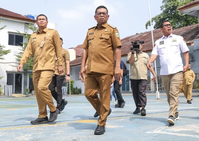 MENINJAU SPMB. Gubernur Banten Andra Soni didampingi jajaranya bersama Ketua DPRD Banten, sedang meninjau langsung proses SPMB di SMA 1 Rangkasbitung, Kabupaten Lebak, Senin (22/6). (NIPAL SUTIANA/TANGSEL POS)