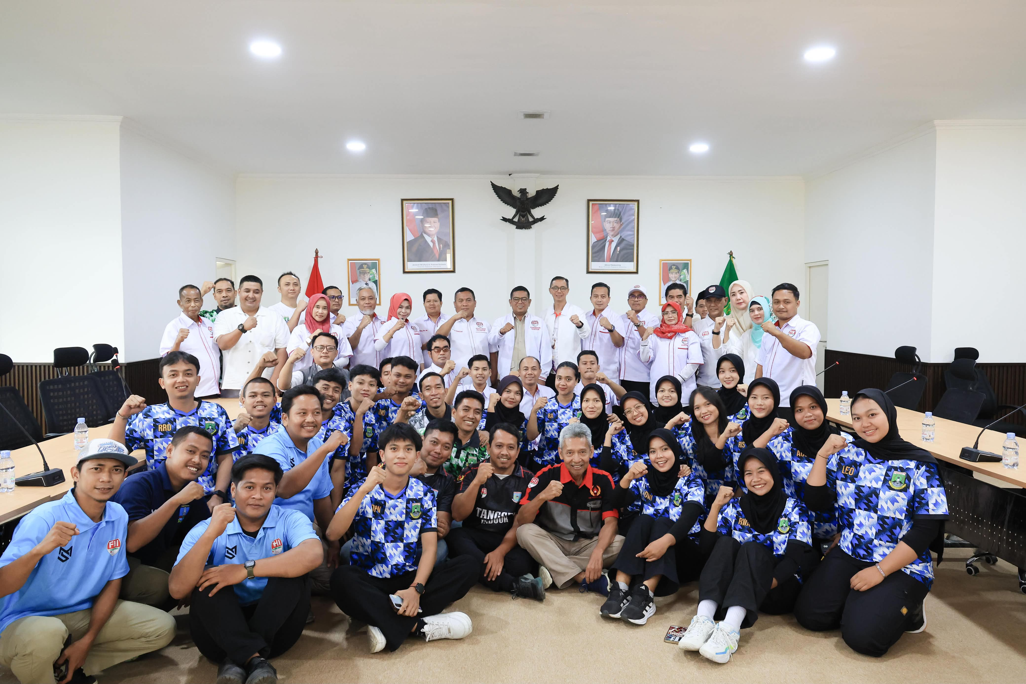 Gubernur Andra Soni dan Atlet Hoki dan Pengurus Federasi Hoki Indonesia (FHI) Banten. Foto ; Humas Pemprov