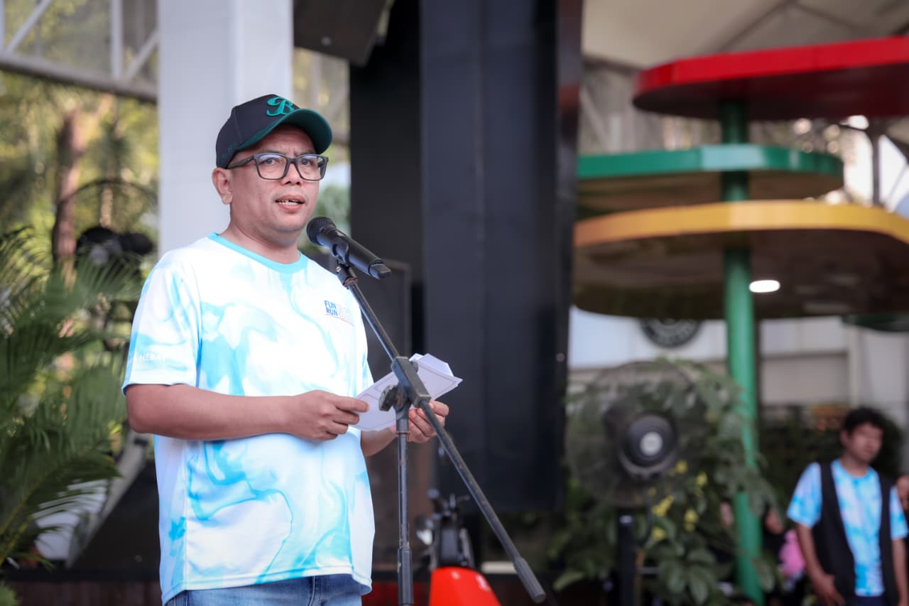 Gubernur Andra Soni saat membuka Fun Run 5K Wisata Kreatif Tangerang 2026 di SQP Park Summarecon, Kabupaten Tangerang, Minggu (7/6/2026). Foto : Humas Pemprov