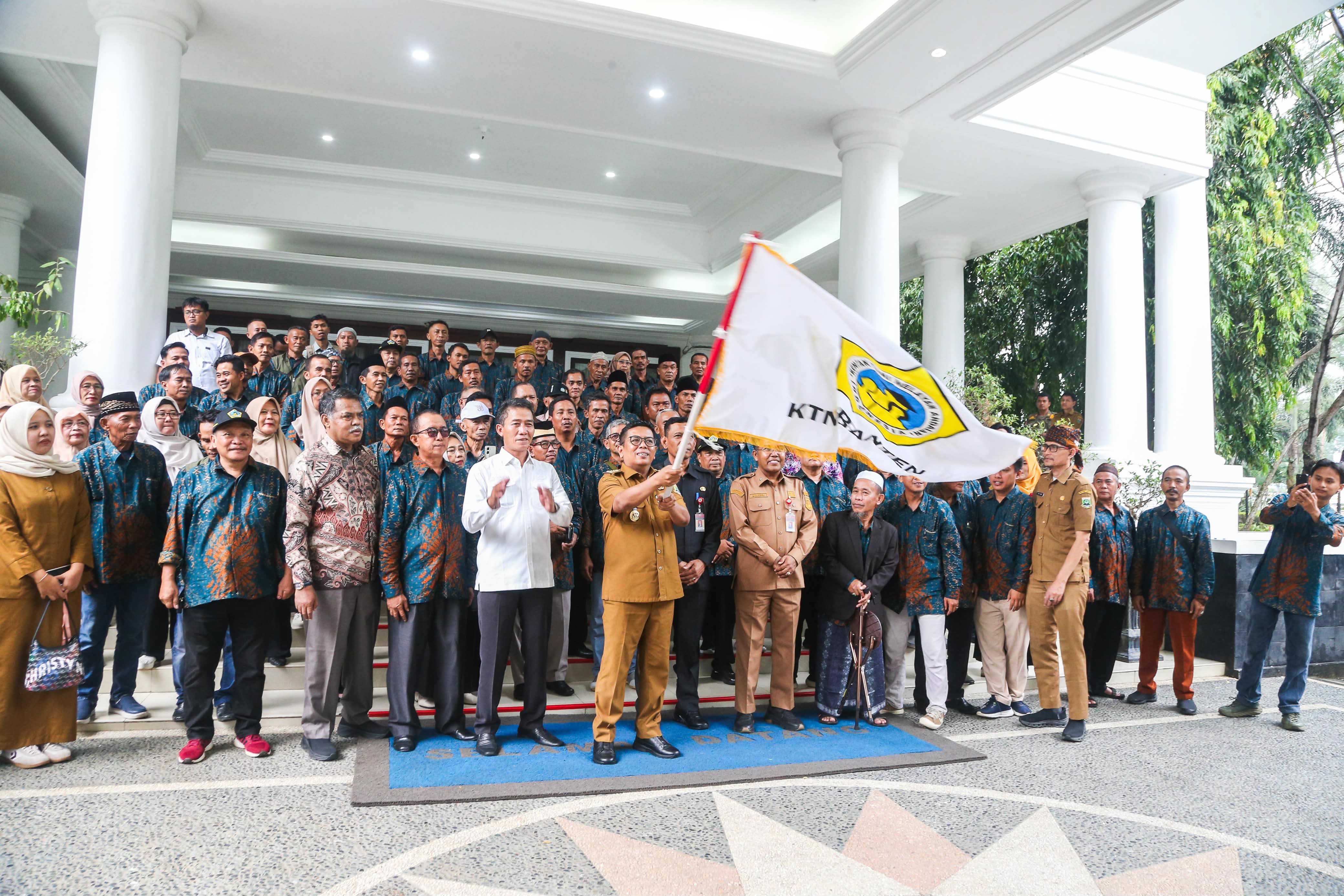 Gubernur Andra Soni saat melepas kontingen Kontak Tani Nelayan Andalan (KTNA) Provinsi Banten yang akan mengikuti Pekan Nasional (Penas) XVII KTNA di Limboto, Gorontalo. Foto : Humas Pemprov