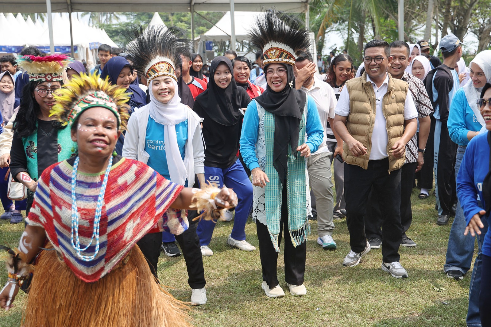 EXCITING BANTEN. Gubernur Banten Andra Soni saat menghadiri puncak Exciting Banten Festival 2026 di Pantai Cibeureum I, Anyer, Kabupaten Serang, Minggu (28/6). BIRO ADPIM PEMPROV BANTEN