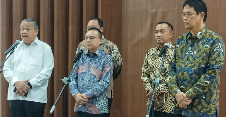 Perry Warjiyo dalam konferensi pers bersama Sufmi Dasco Ahmad, Mohamad Hekal, Purbaya Yudhi Sadewa, dan Prasetyo Hadi di Kompleks Parlemen, Senayan, Jakarta, Sabtu (6/6/2026). Foto : Ist