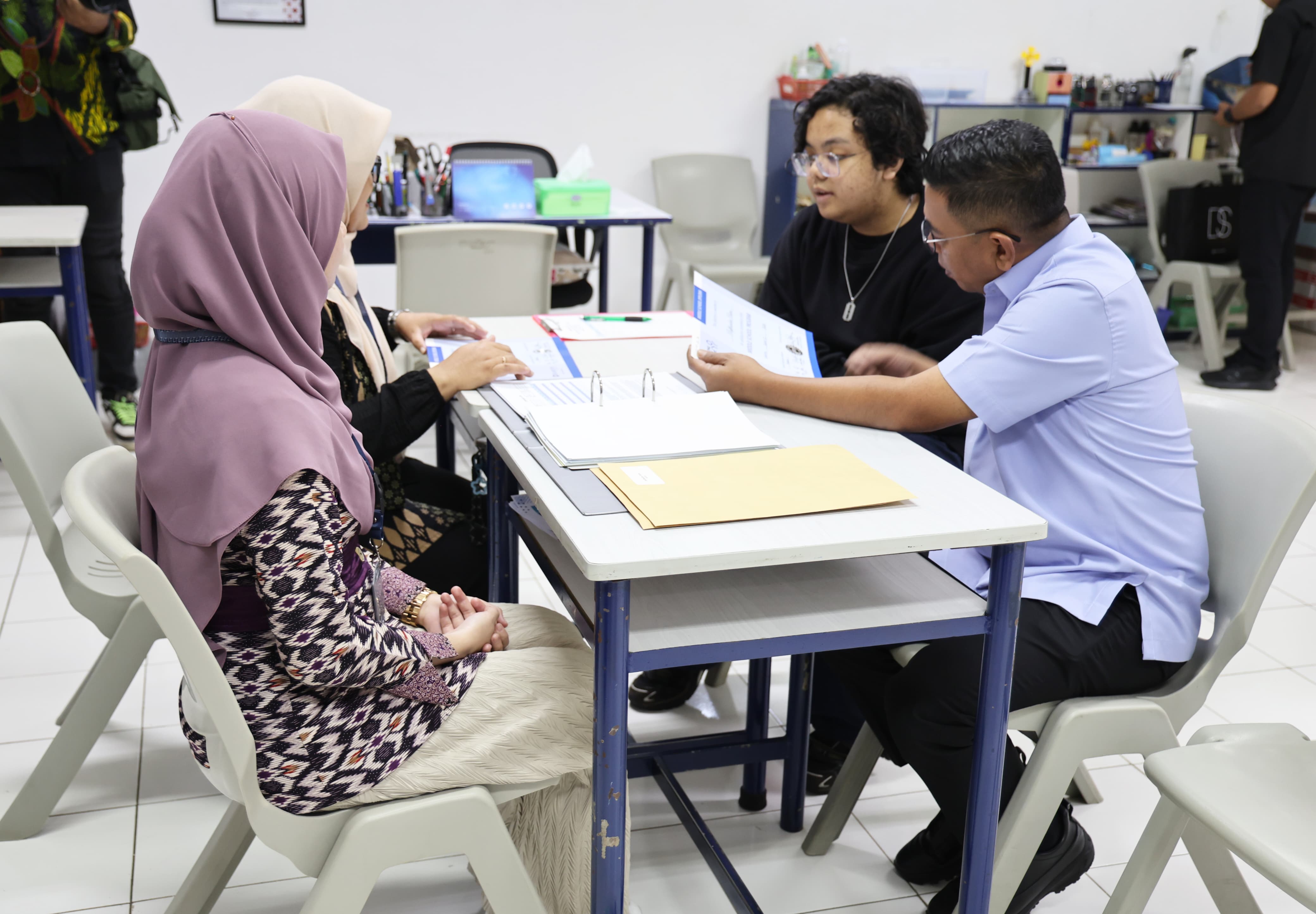 Gubernur Dampingi Anak Ambil Rapot Di Sekolah