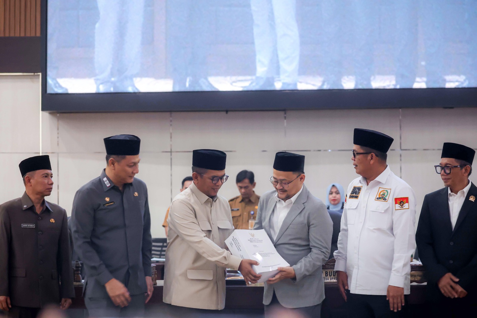 Gubernur Banten Andra Soni usai menyampaikan nota pengantar Rancangan Peraturan Daerah (Raperda) tentang Pertanggungjawaban Pelaksanaan APBD Provinsi Banten Tahun Anggaran 2025 dalam rapat paripurna DPRD Provinsi Banten, Senin (15/6). BIRO ADPIM PEMPROV BANTEN