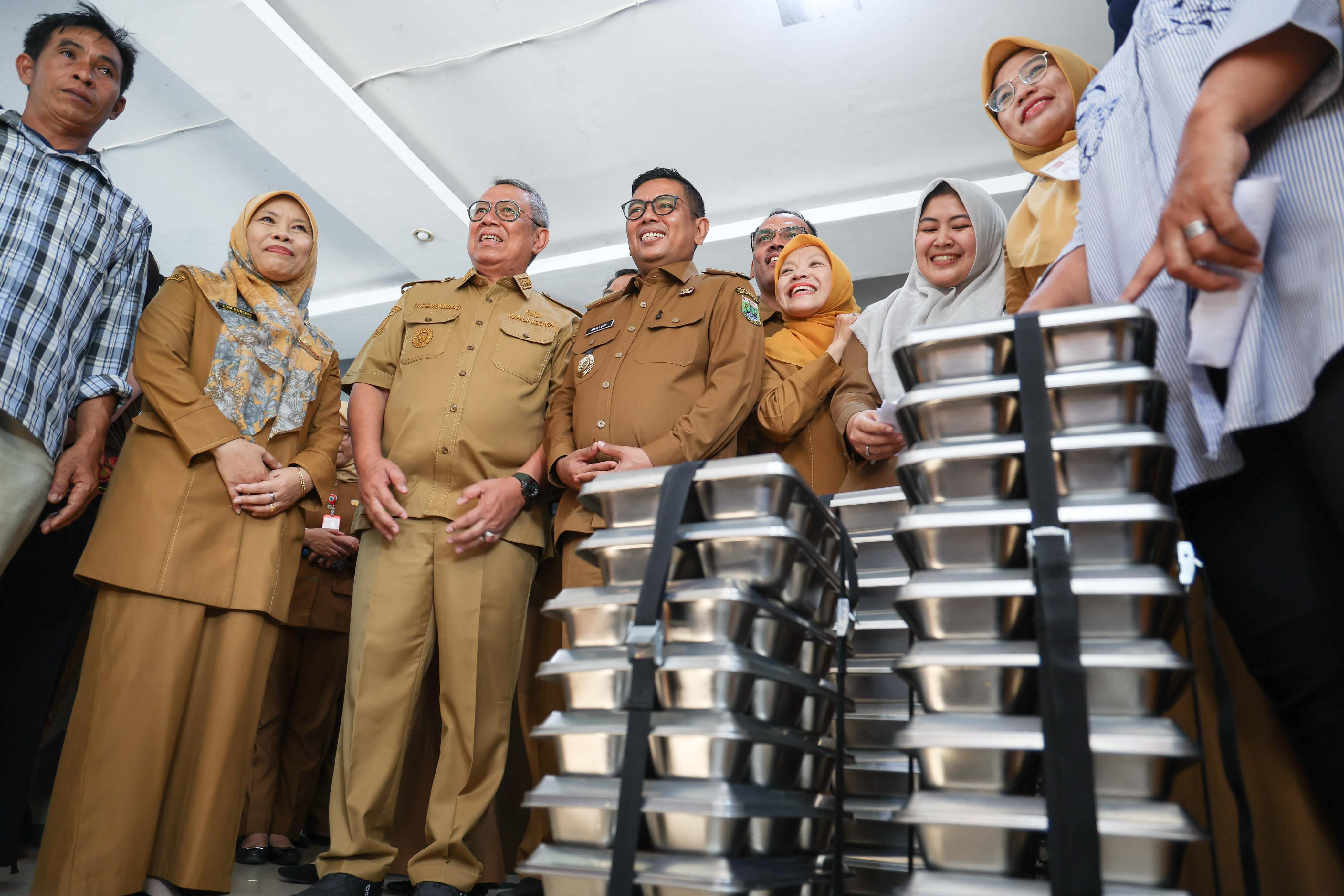 Gubernur Banten, Andra Soni, bersama Wali Kota Tangsel, Benyamin Davnie dan Wakil Ketua DPRD Provinsi Banten, Yudi Budi Wibowo saat meninjau pelaksanaan SPMB di SMAN 1 Tangsel, Selasa (2/6).