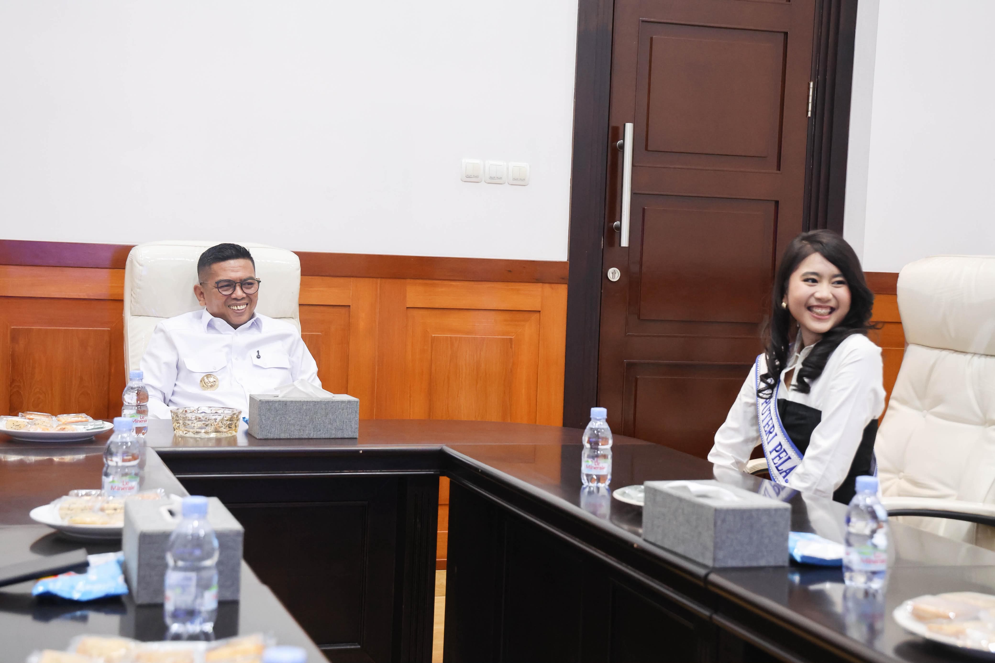 Gubernur Banten Andra Soni menerima kunjungan Jannisary Cetta Dewari yang sedang mengikuti ajang Putera Puteri Pelajar Indonesia di Pendopo Gubernur Banten di Kawasan Pusat Pemerintahan Provinsi Banten (KP3B) Kota Serang, Rabu (3/6). BIRO ADPIM PEMPROV BANTEN