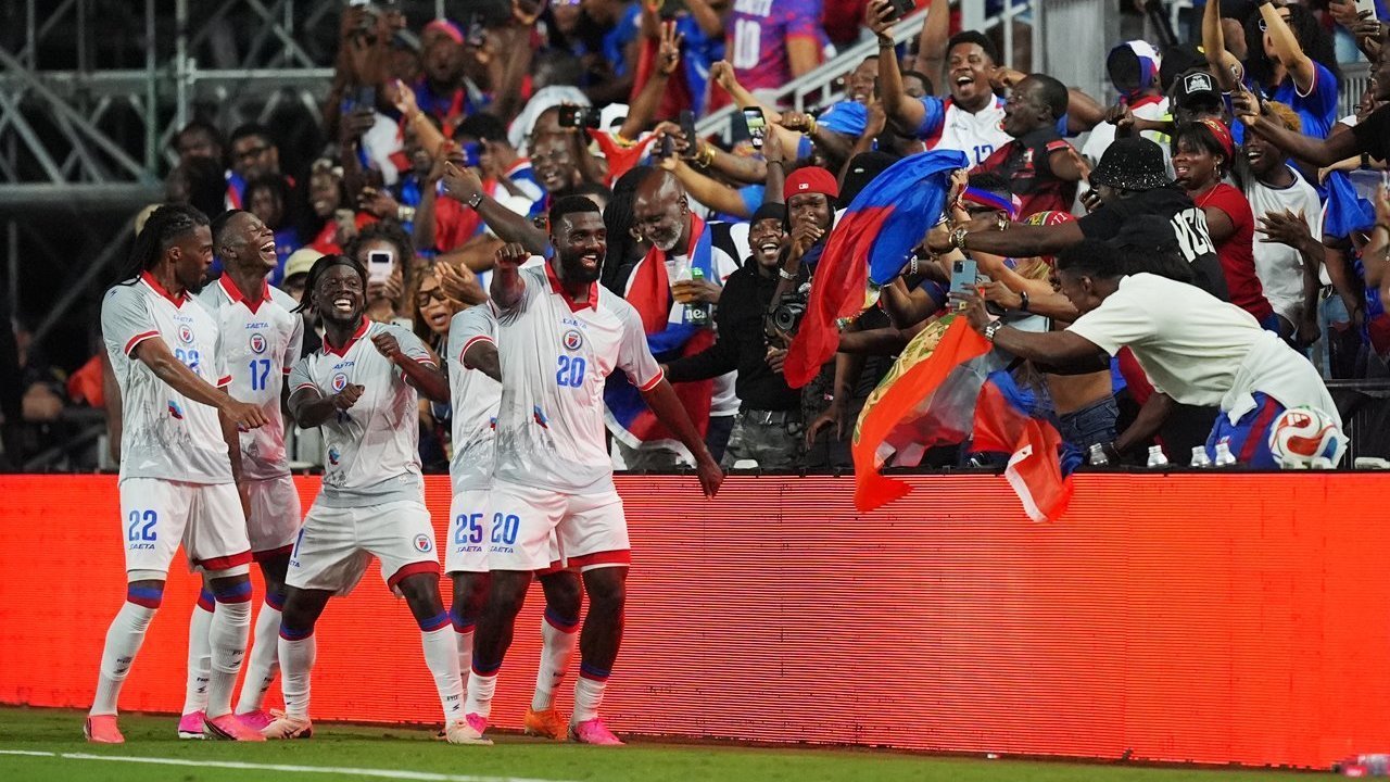 Selebrasi skuad Haiti usai pesta gol ke gawang Selandia Baru 4-0. Foto : Ist