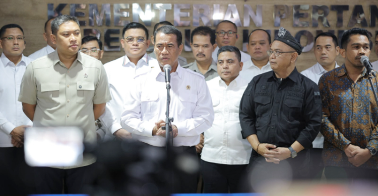 Menteri Pertanian Andi Amran Sulaiman (baju putih panjang) saat konferensi pers di kantor Kementerian Pertanian. Foto : Ist
