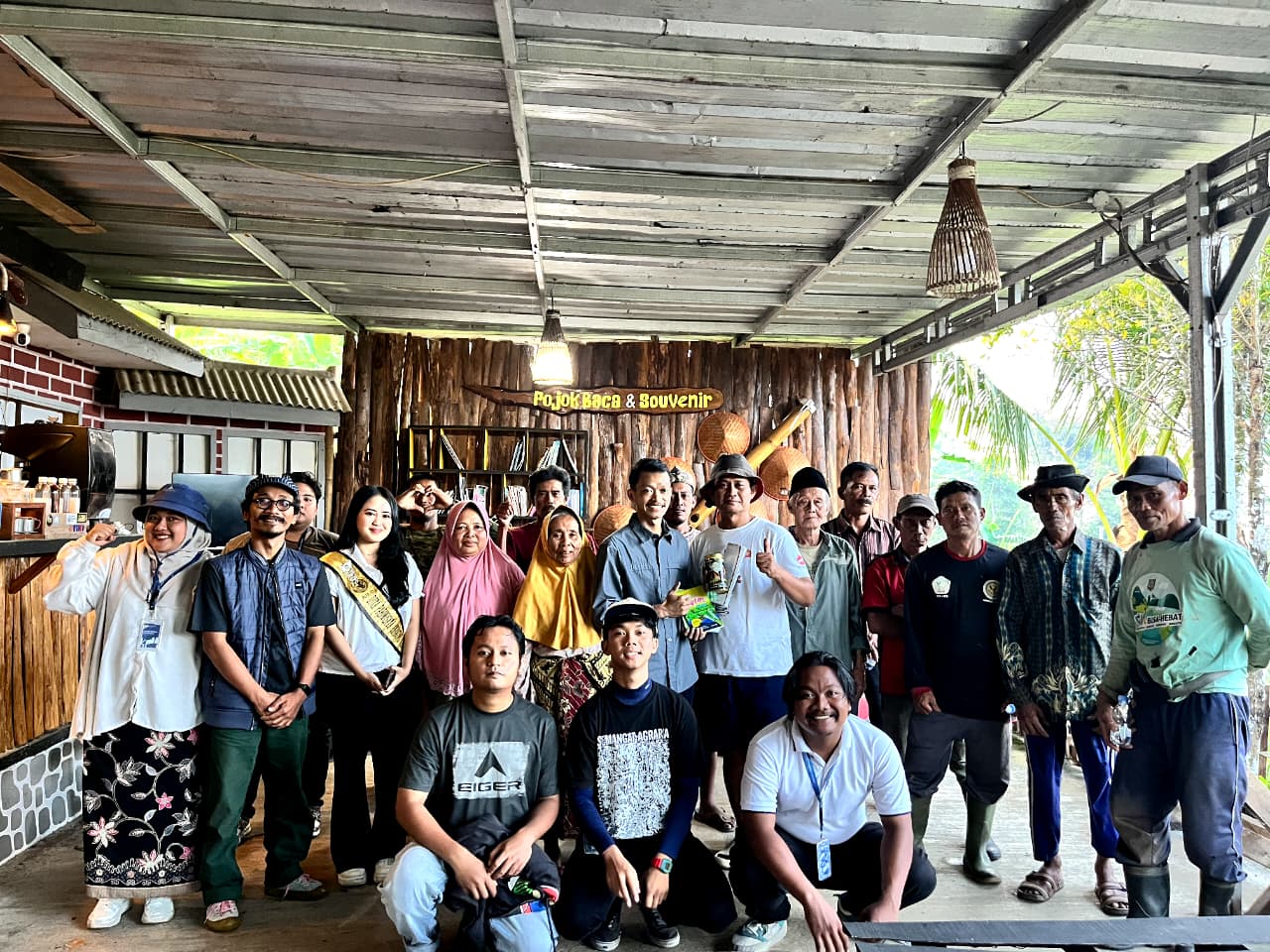 Panitia dan peserta talkshow bertajuk Agraria Bukan Maritim foto bersama di Café Lembur Kula, Pandeglang, Sabtu (13/6/2026).(Istimewa)