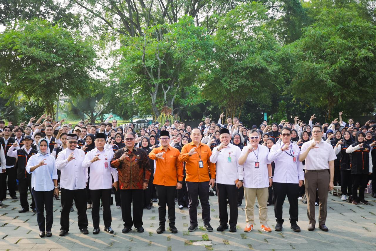 SENSUS EKONOMI. Wakil Wali Kota Tangsel, Pilar Saga Ichsan bersama para surveyor dalam Apel siaga Sensus Ekonomi 2026 di Puspemkot Tangsel