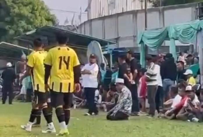 Cuplikan video pria sholat salah kiblat di Stadion Mini Pakujaya, Kecamatan Serpong Utara, Kota Tangerang Selatan (Tangsel), Selasa (02/06/2026).(Ist).