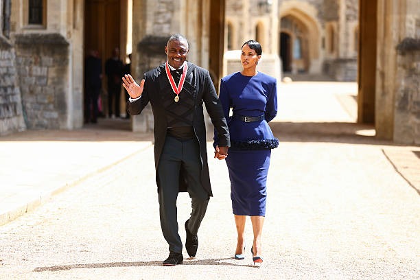Idris Elba didampingi istrinya, Sabrina Dhowre Elba, setelah resmi dianugerahi gelar kebangsawanan oleh Raja Charles III di Windsor Castle, Inggris, Selasa (2/6/2026). Foto : Ist