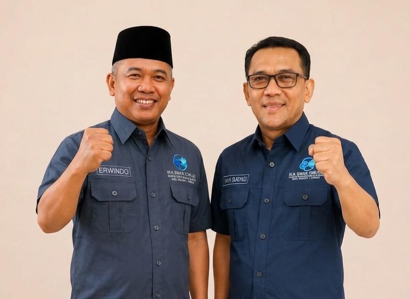 Ketua IKA SMAN 1 Ciruas, Erwindo dan Ketua Pelaksana Kegiatan, Iwan Suryadi.(Istimewa)