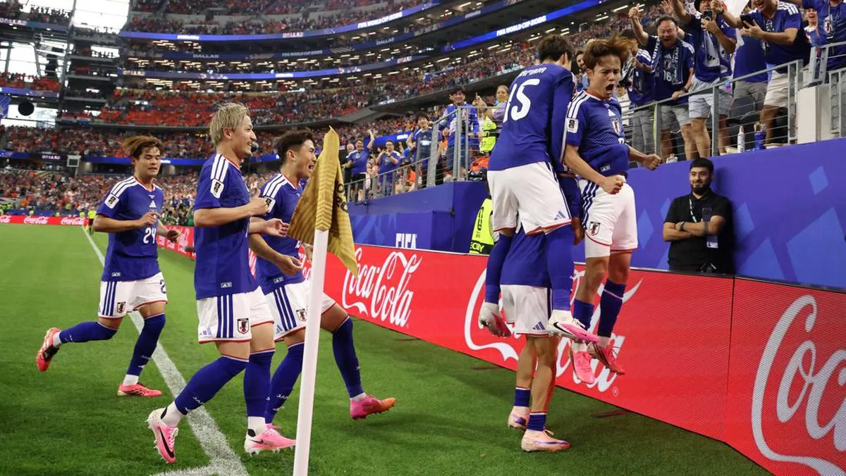 Selebrasi skuad Jepang usai bermain imbang 1-1 dengan Swedia. Foto : Ist