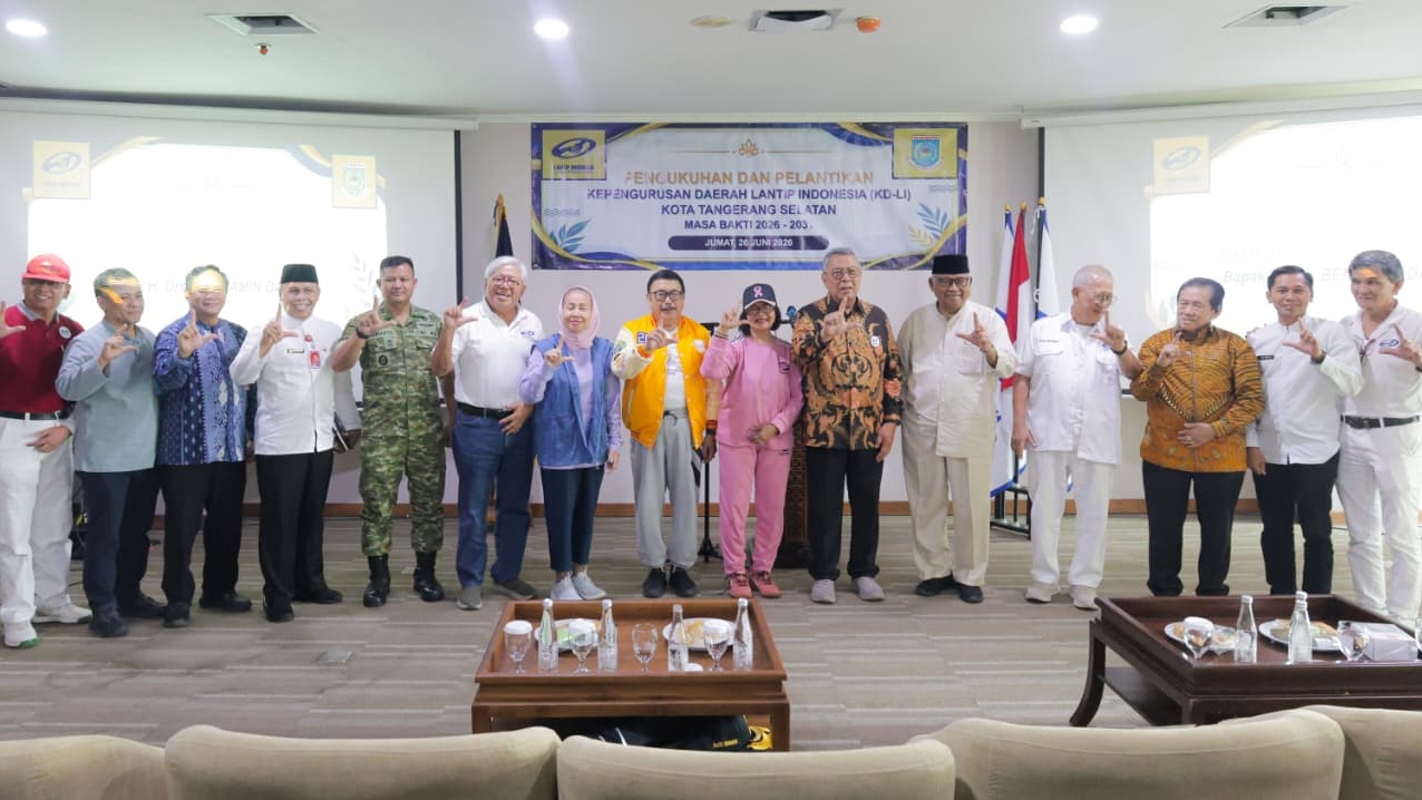 Wali Kota Tangsel, Benyamin Davnie bersama pengurus Lansia Aktif dan Peduli Indonesia (Lantip) Kota Tangsel. Foto : Ist
