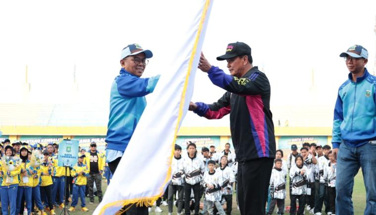 Bupati Tangerang, Moch. Maesyal Rasyid (kedua dari kanan) secara simbolis menerima pataka tanda kesiapan jadi tuan rumah Popda XIII Banten tahun 2028 dari Gubernur Banten, Andra Soni.
