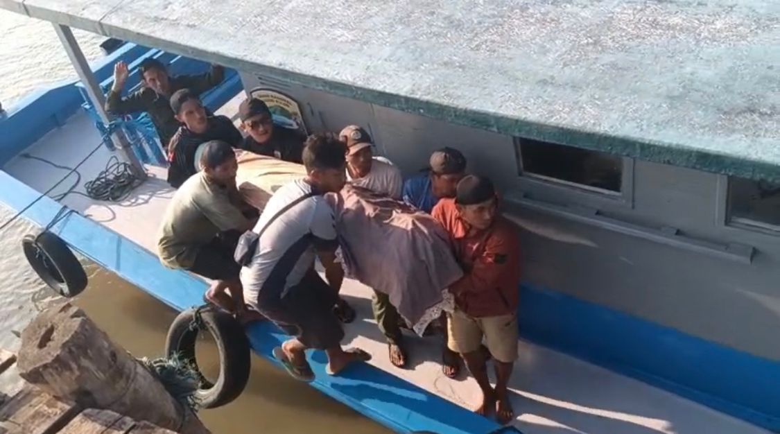 EVAKUASI. Jenazah korban yang meninggal dunia diterkam buaya di perairan laut kawasan TNUK tepatnya di Dermaga Pulau Peucang, Kecamatan Sumur, Kabupaten Pandeglang, Senin (29/6), sedang dievakuasi ke daratan untuk dibawa ke rumah duka. (ISTIMEWA)