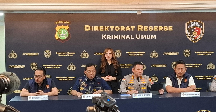 Direktur Reserse Kriminal Umum Polda Metro Jaya, Kombes Pol. Wira Satya Triputra (no 2 dari kiri) saat konferensi pers. Foto : Ist