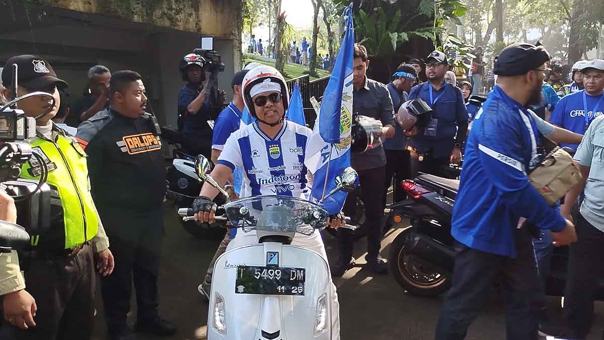 Gubernur Dedi Mulyadi saat ikut parede kemenangan Persib Juara Liga Indonesia 2025/2026.