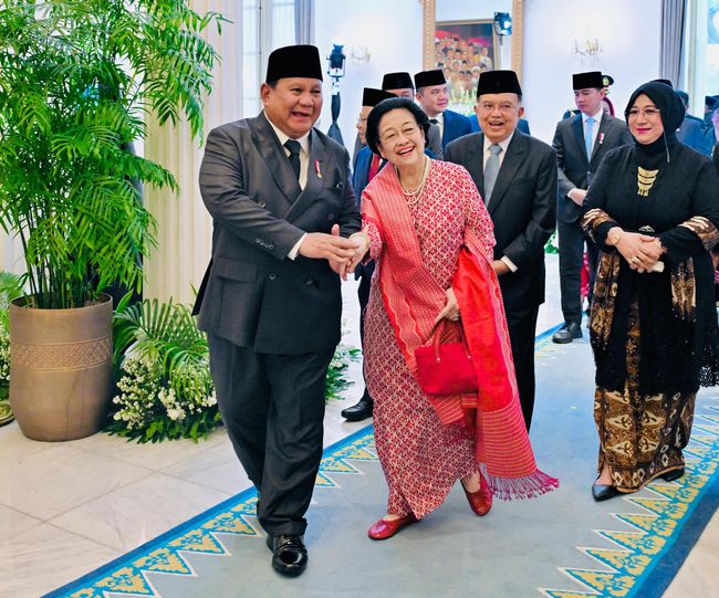 Presiden Prabowo tampak akrab dengan Mantan Presiden ke 5 Megawati pada peringatan Hari Lahir Pancasila di Gedung Pancasila, Jakarta, Senin (1/6/2026). Foto : Ist