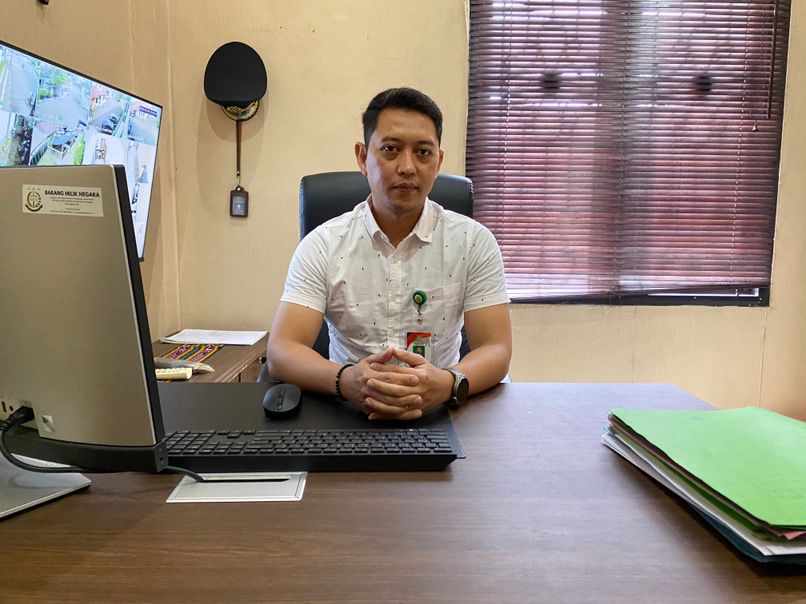 Kasi Intelejen Kejari Pandeglang, Bangga Prahara, sedang diwawancara wartawan di ruang kerjanya di Kantor Kejari Pandeglang, Kamis (4/6). Foto ; NIPAL SUTIANA